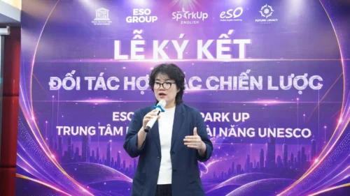 ESO GROUP hợp tác Spark Up - hoa chúc mừng lễ ký kết đối tác