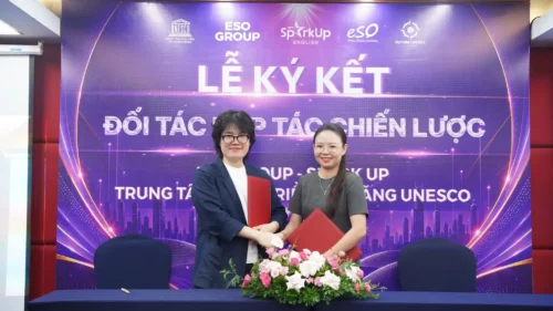 ESO GROUP hợp tác Spark Up - đội ngũ hai bên chụp ảnh lưu niệm