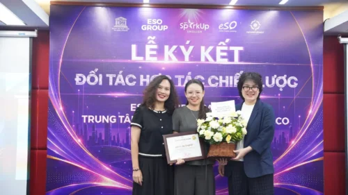 ESO GROUP hợp tác Spark Up - đại diện hai bên ký kết văn bản hợp tác